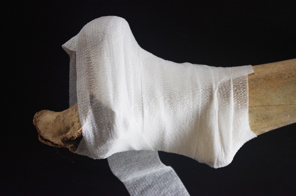 Bandage around the bone for healing death